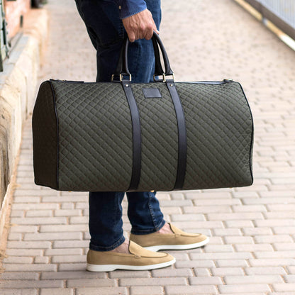 DUFFLE BAG - QUILTED GREEN Model